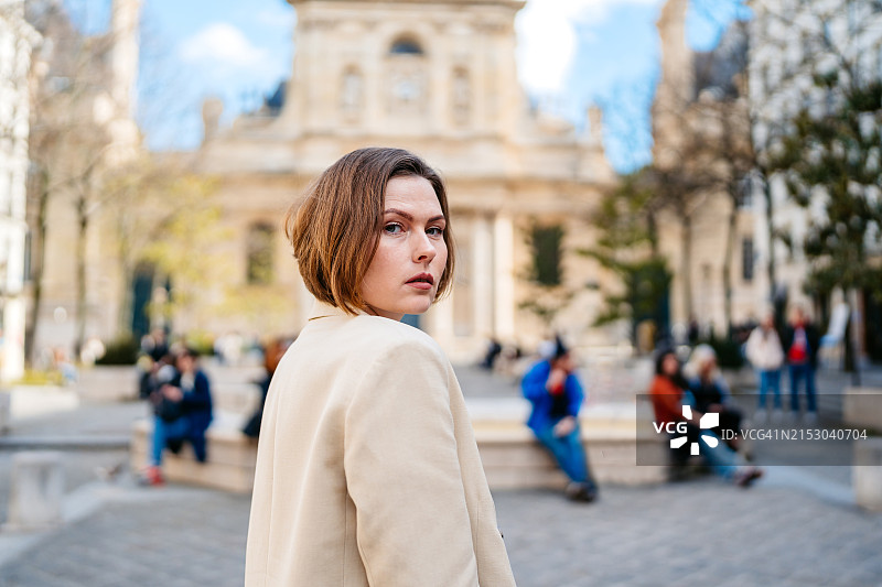 在法国巴黎索邦大学前街道上的年轻女人图片素材