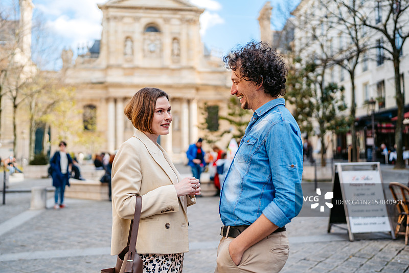 在法国巴黎索邦大学前的年轻情侣图片素材