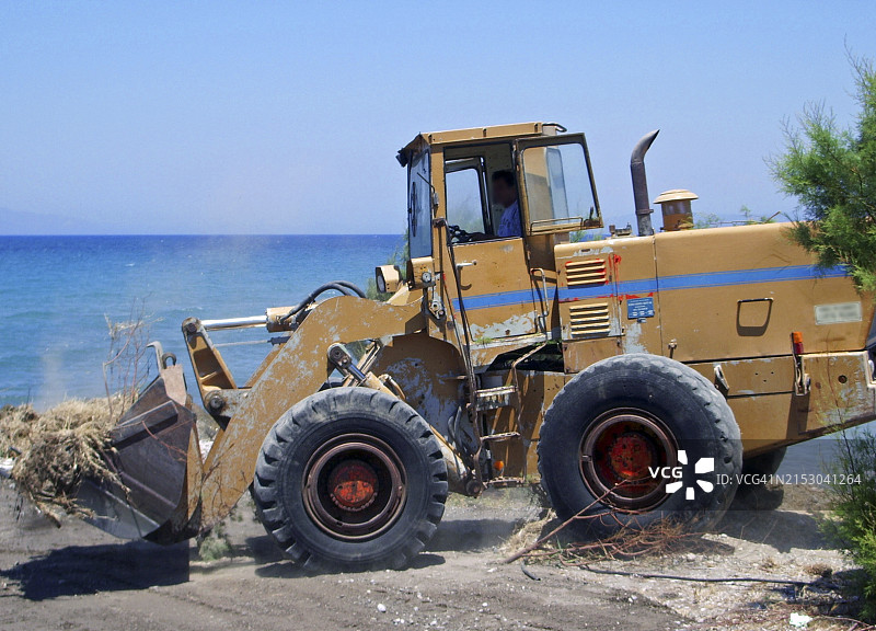 海滩上的前端装载机图片素材