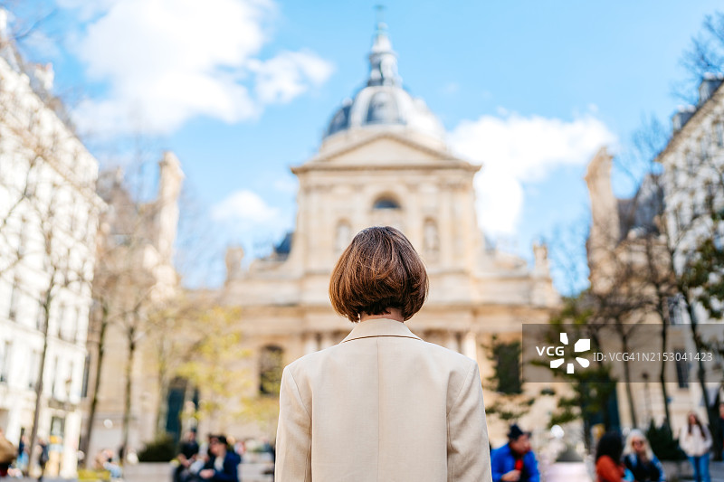 年轻女人在法国巴黎欣赏巴黎索邦大学的景色图片素材