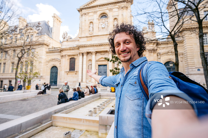 中年男人在法国巴黎索邦大学前的街道上自拍图片素材