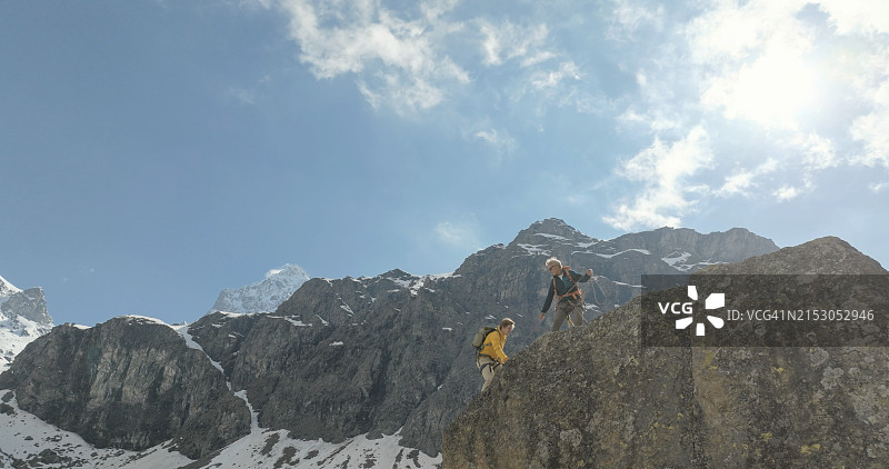登山者攀登的航拍视角图片素材
