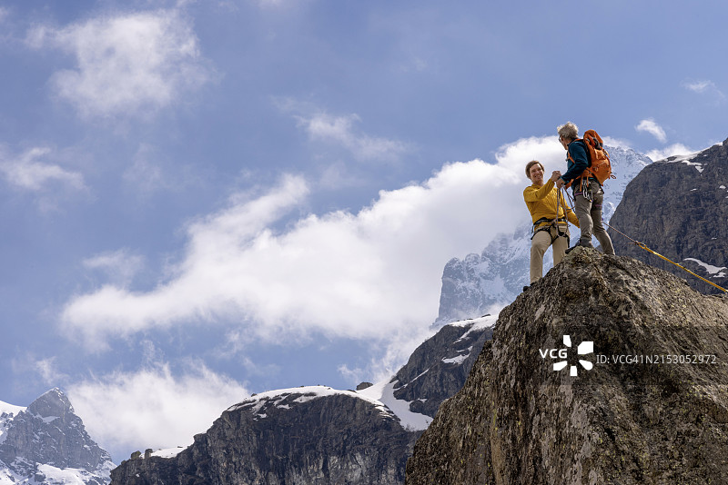 登山者在山顶的鸟瞰图图片素材
