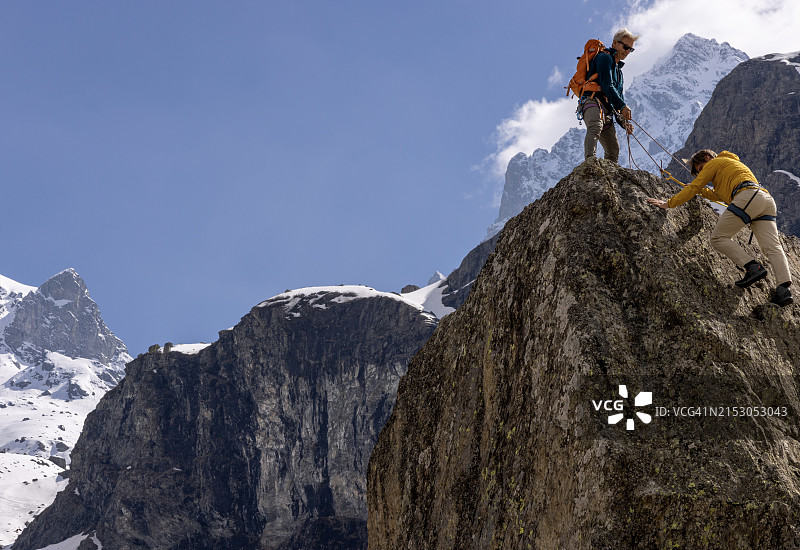 登山者攀登的航拍视角图片素材