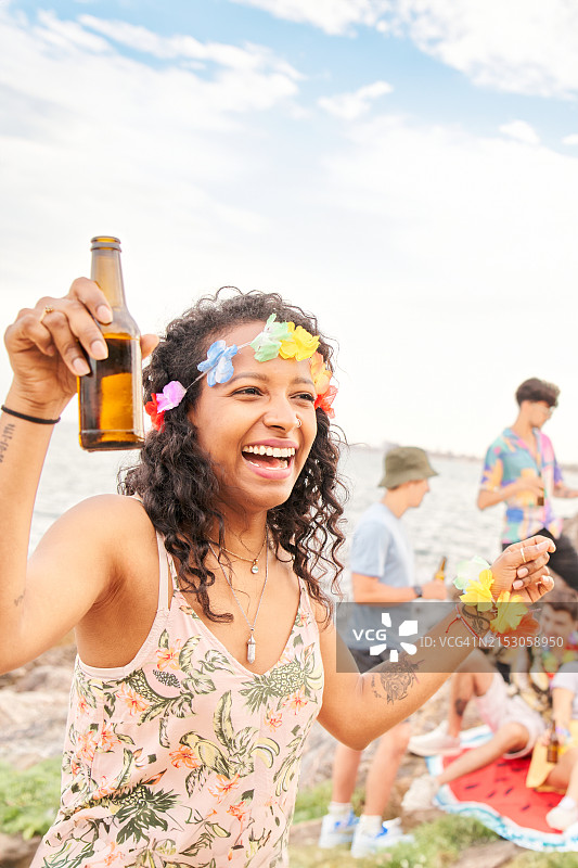 快乐的非洲裔女人在镜头前跳舞图片素材