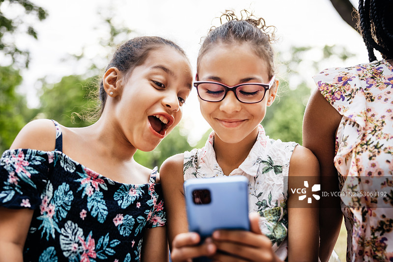 孩子们兴奋地看着智能手机图片素材