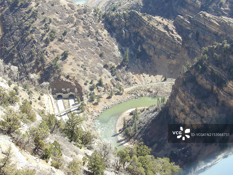 科罗拉多州格伦伍德斯普林斯，树木间的河流高角度景观，美国图片素材