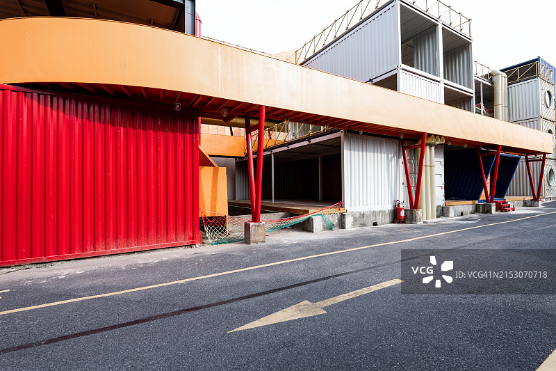 有砖砌建筑的沥青路图片素材