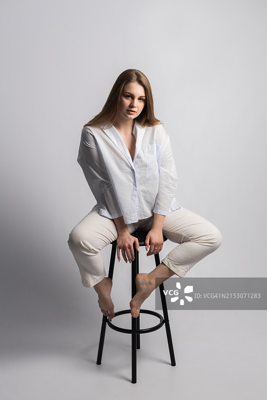 年轻亚洲女孩的影棚肖像照图片素材