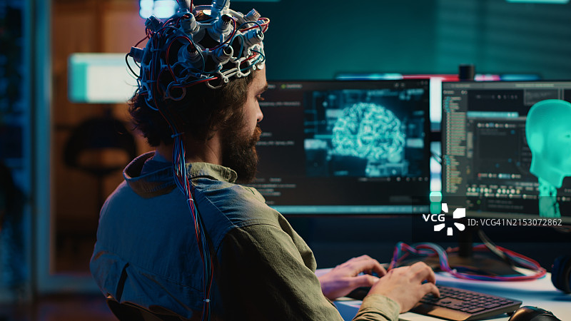 男人在电脑前工作图片素材