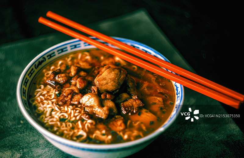 餐桌上碗里汤的特写图片素材