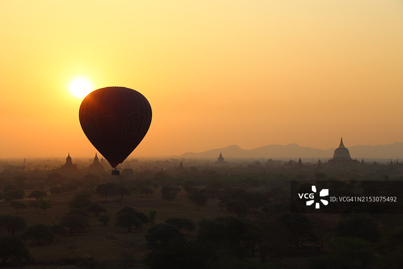 日落时分缅甸蒲甘热气球剪影图片素材
