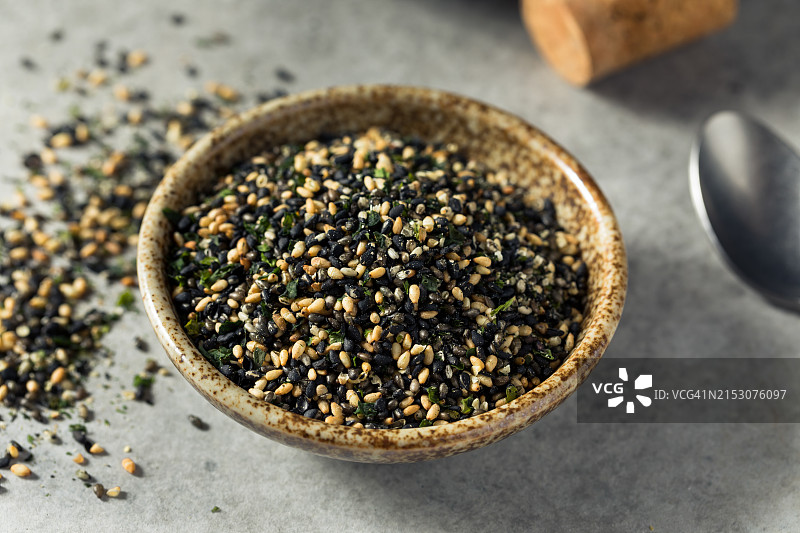 桌上碗中香料特写，美国图片素材