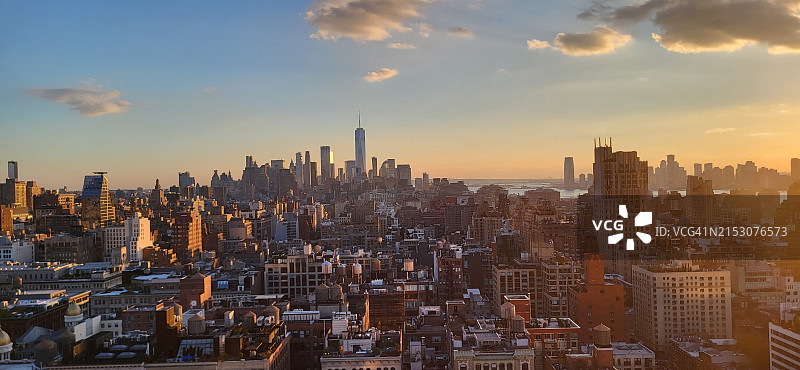 美国纽约日落时分的城市建筑鸟瞰图片素材