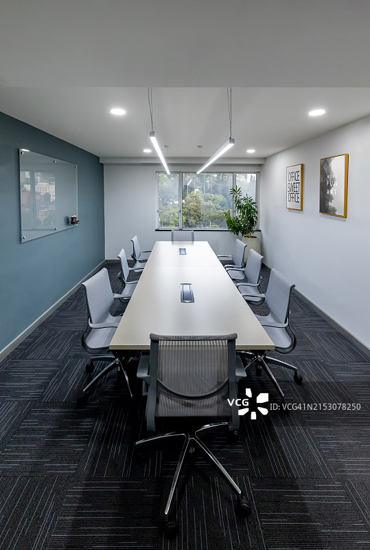 空旷的办公室会议室图片素材