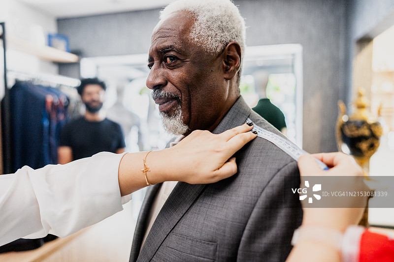 在服装店量身定制新西装的年长男人图片素材