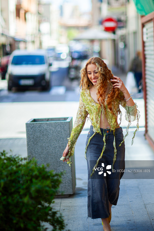 街上快乐的红发女孩图片素材