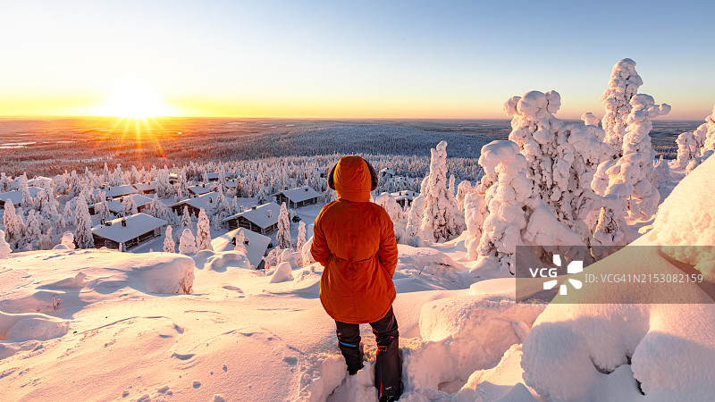 女人站在雪林中观看日出图片素材
