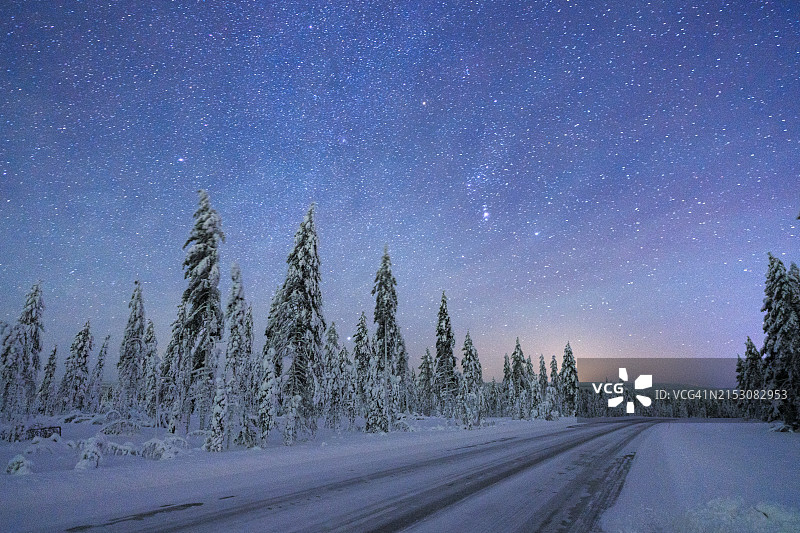 北极森林中北极光下的冰雪路面图片素材