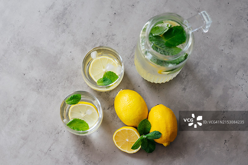 灰色背景桌上的柠檬汽水特写图片素材