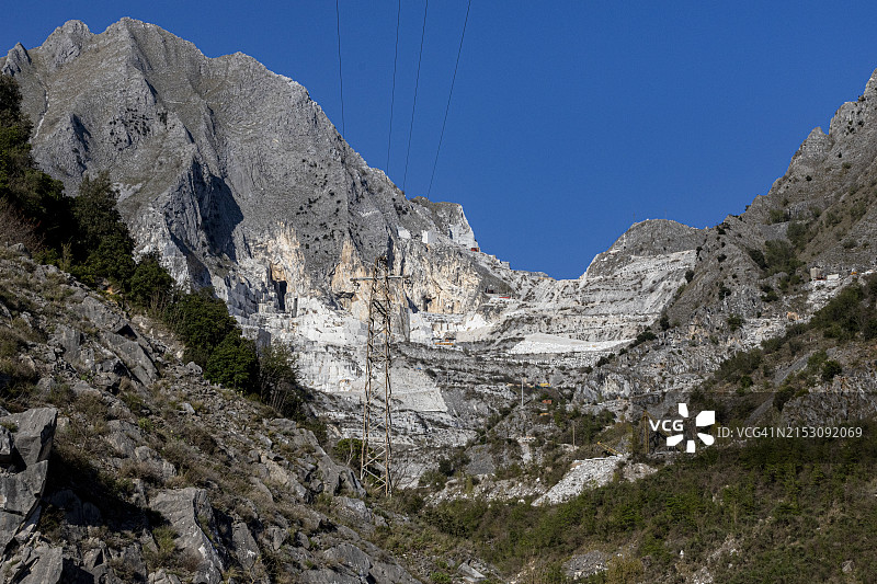 仰视角度拍摄的岩石与蔚蓝天空图片素材