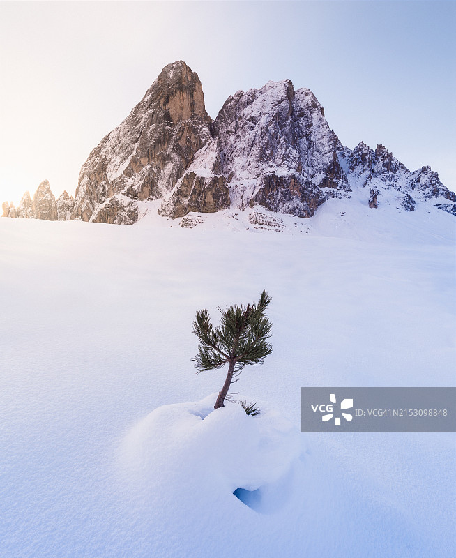 白雪皑皑的山脉的壮丽景色图片素材