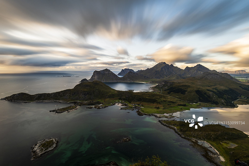日落时大海对着天空的美景图片素材