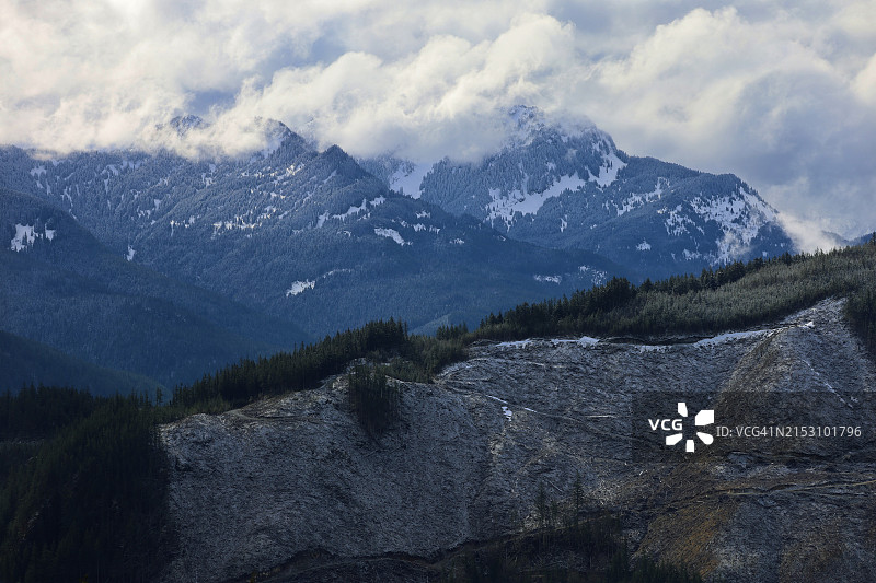 山对着天空的美景图片素材