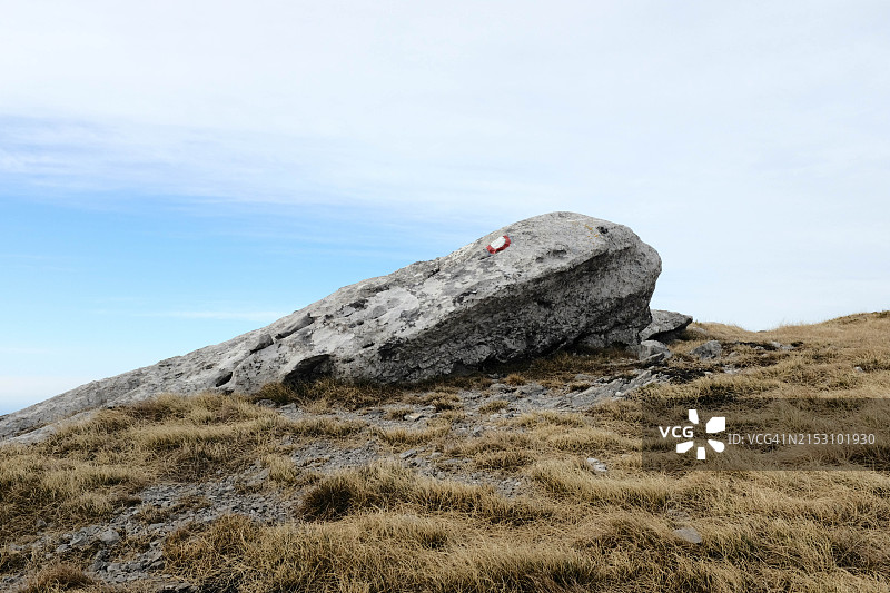 岩层对着天空的低角度视图图片素材