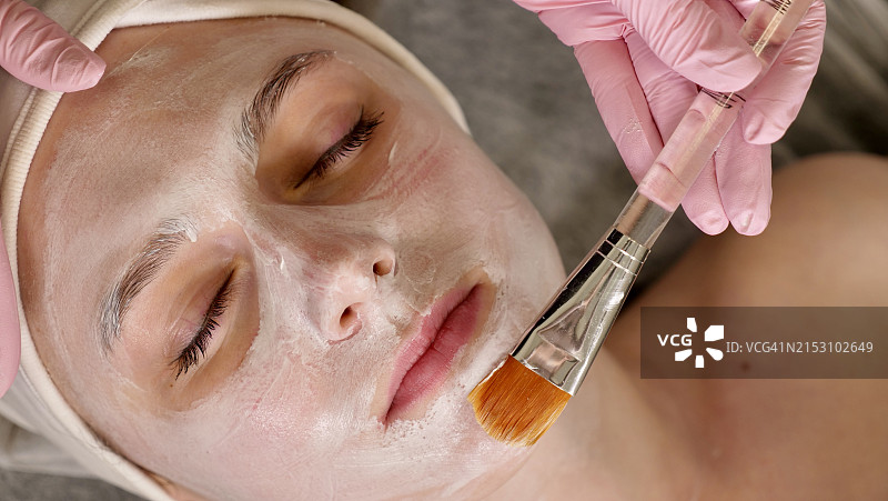 女士敷面膜特写图片素材