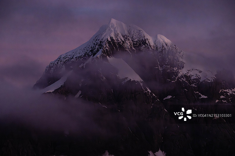 白雪皑皑的群山映衬着天空的美景图片素材