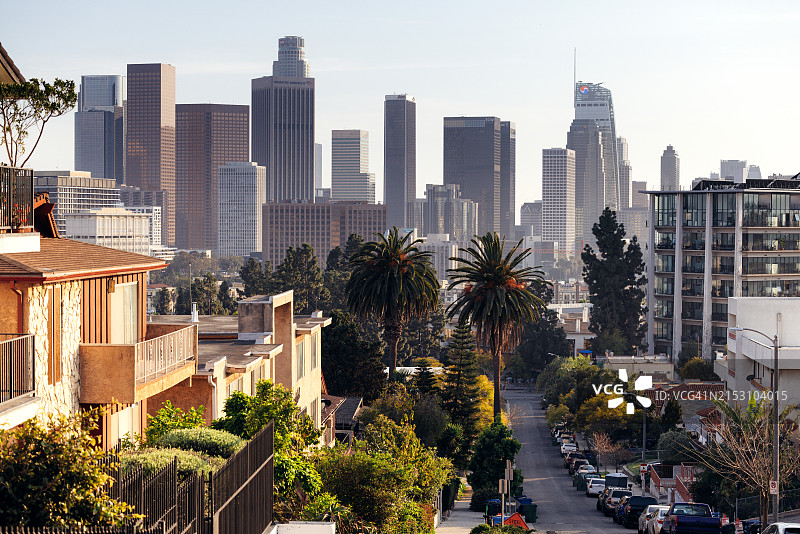 从山丘上看到的洛杉矶市中心摩天大楼和办公楼图片素材