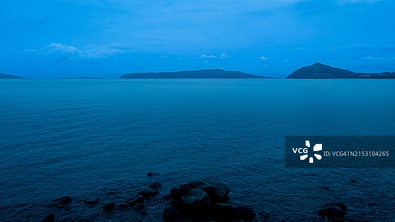 大海对着天空的美景图片素材