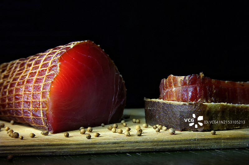 砧板上的肉特写图片素材