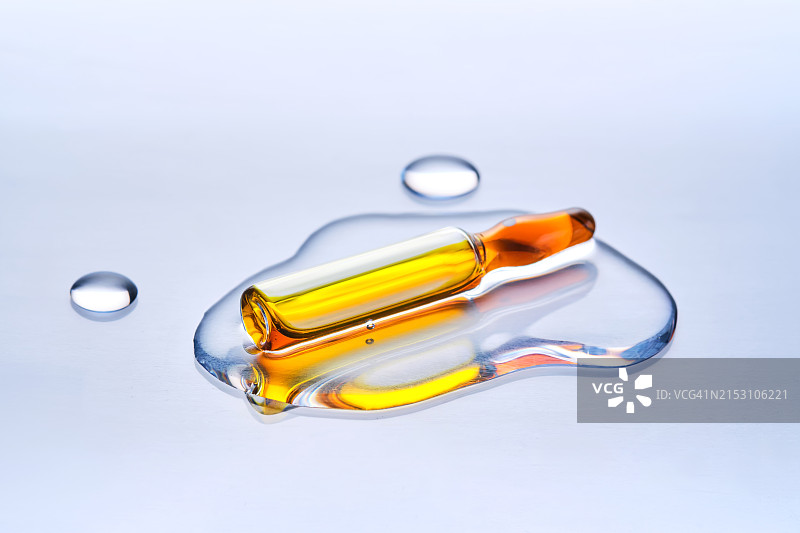 白色背景上的胶囊特写图片素材