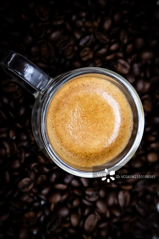 波兰ZachodniopomorskieSzczecin桌子上的咖啡俯视图图片素材