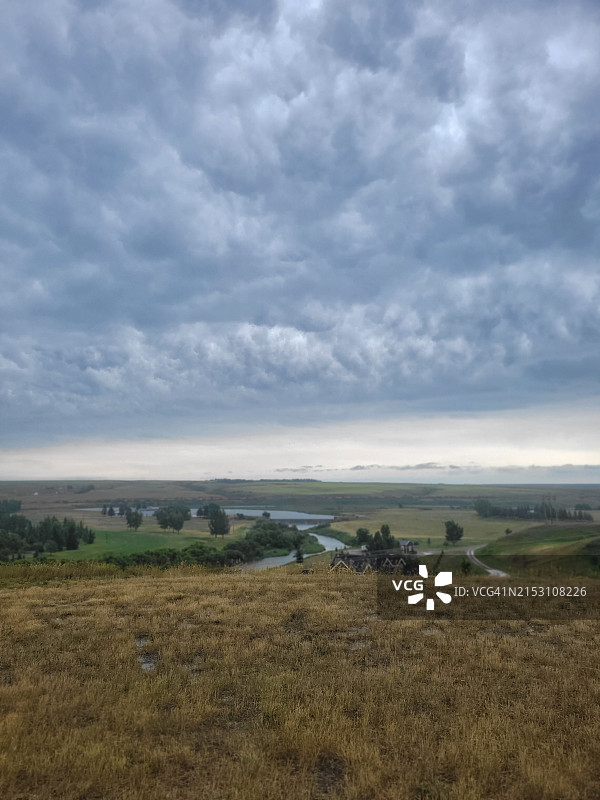 天空衬托下的田野风景图片素材