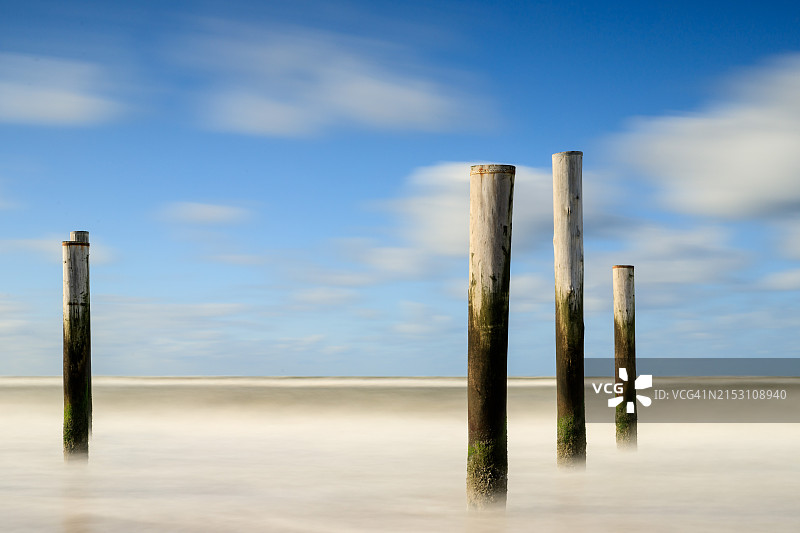 大海对着天空的美景图片素材