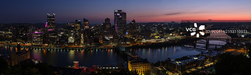 夜间城市建筑鸟瞰，美国宾夕法尼亚州匹兹堡图片素材