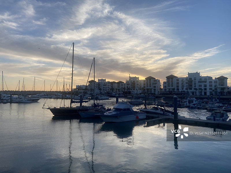 日落时大海对着天空的美景图片素材