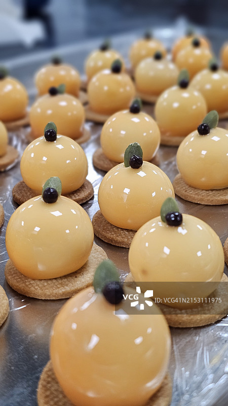 桌子上纸杯蛋糕的特写图片素材