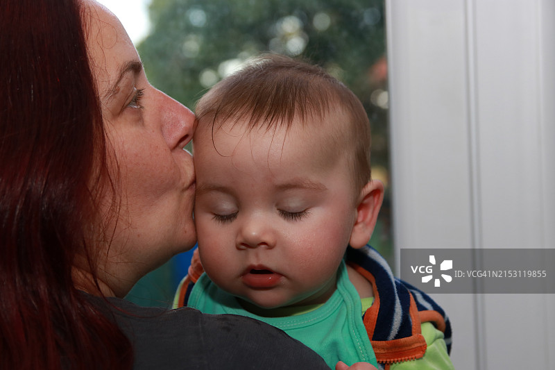 母亲手中的小男婴图片素材