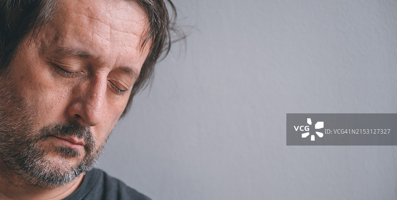 靠墙的男人特写图片素材