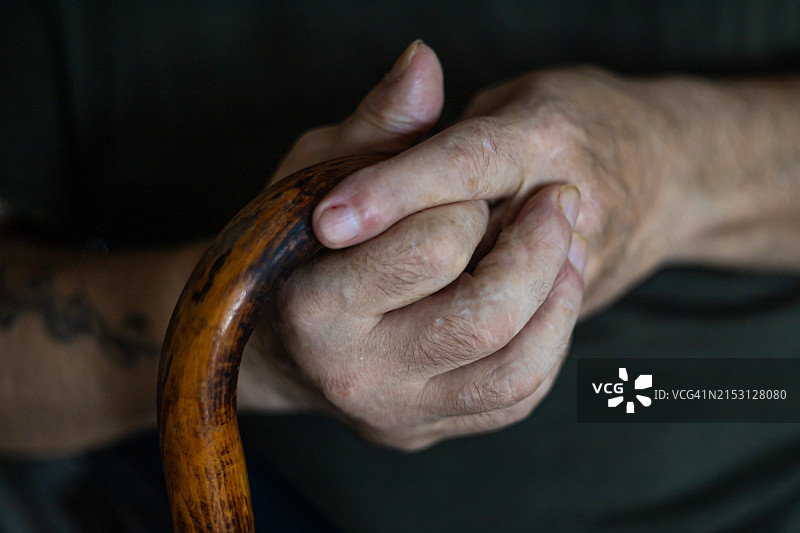 手持金属物件的男人（波兰）图片素材