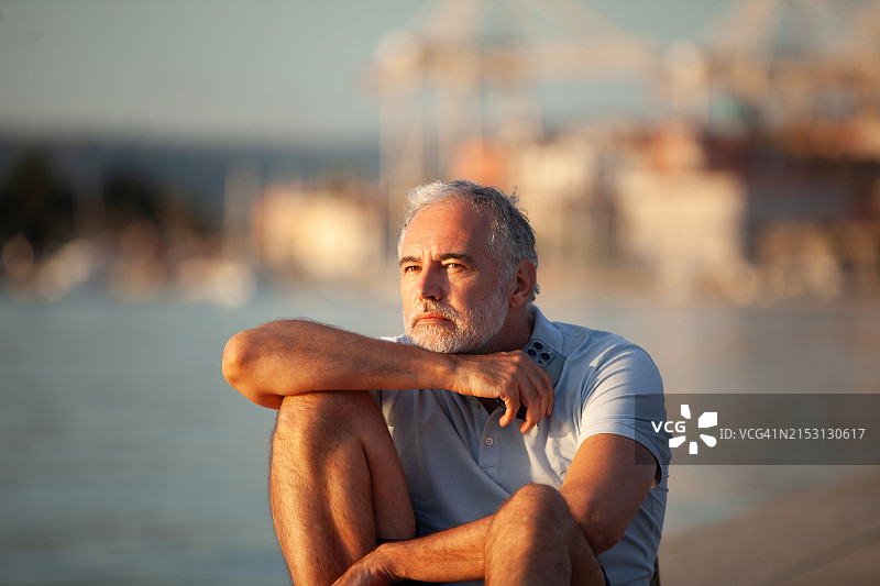 凝视风景的年长男人图片素材
