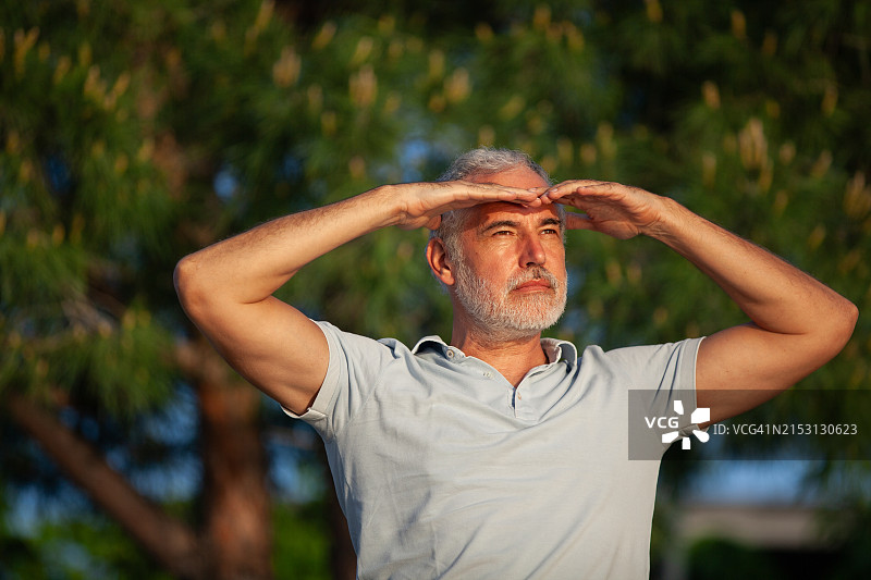 年长的男人肖像图片素材