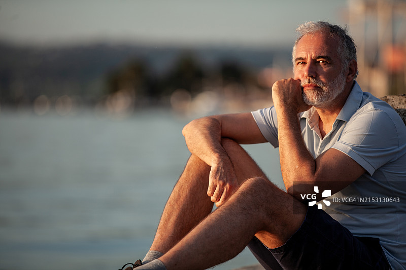 沉思的中年男人看日落图片素材