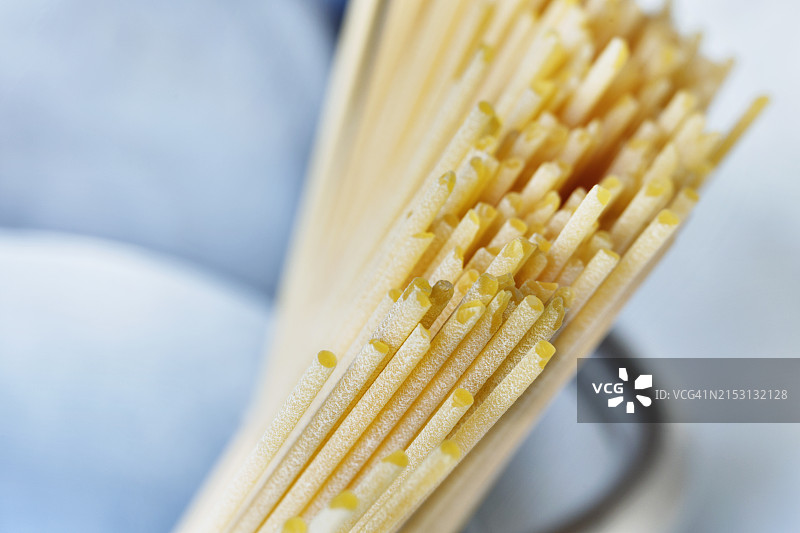 容器中意大利面的特写图片素材