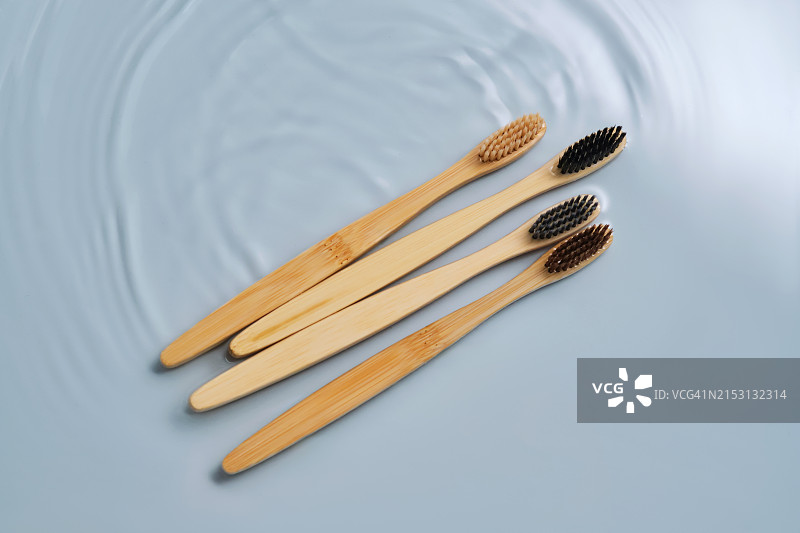 餐桌上的勺子俯视图图片素材