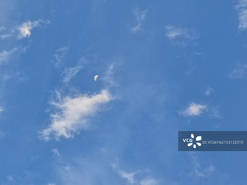 阿曼北部省份：蓝天下飞机的低角度视图图片素材